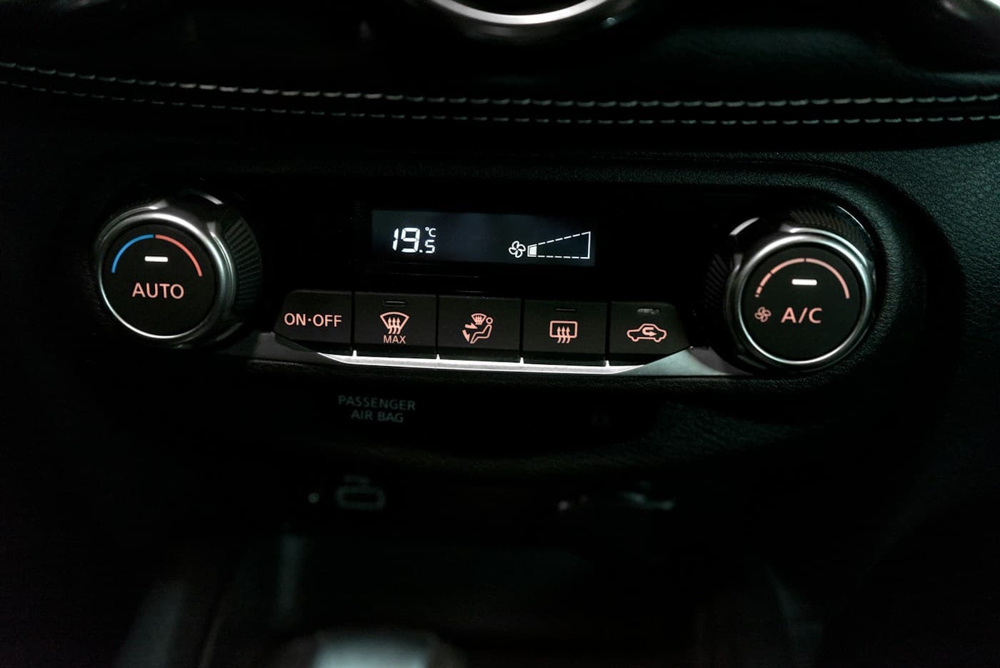 Panel de climatización de un coche con la temperatura en pantalla