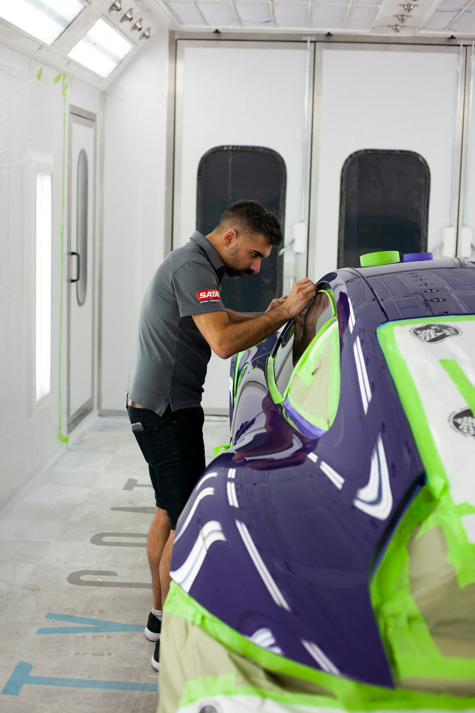 Técnico preparando la carrocería de un coche para pintarla