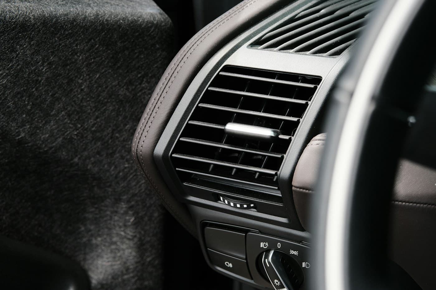 Rejilla de ventilación del aire acondicionado de un coche