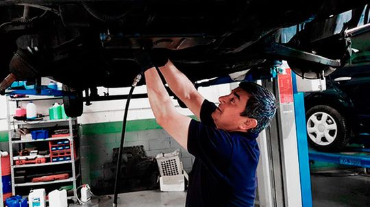 Autos Ragza, S.L. hombre reparando vehículo